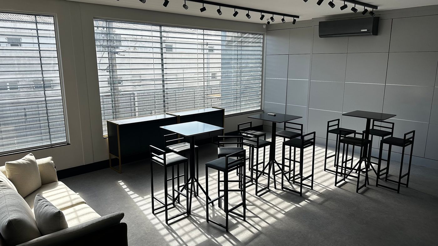 Sala social do evento, com mesas e cadeiras